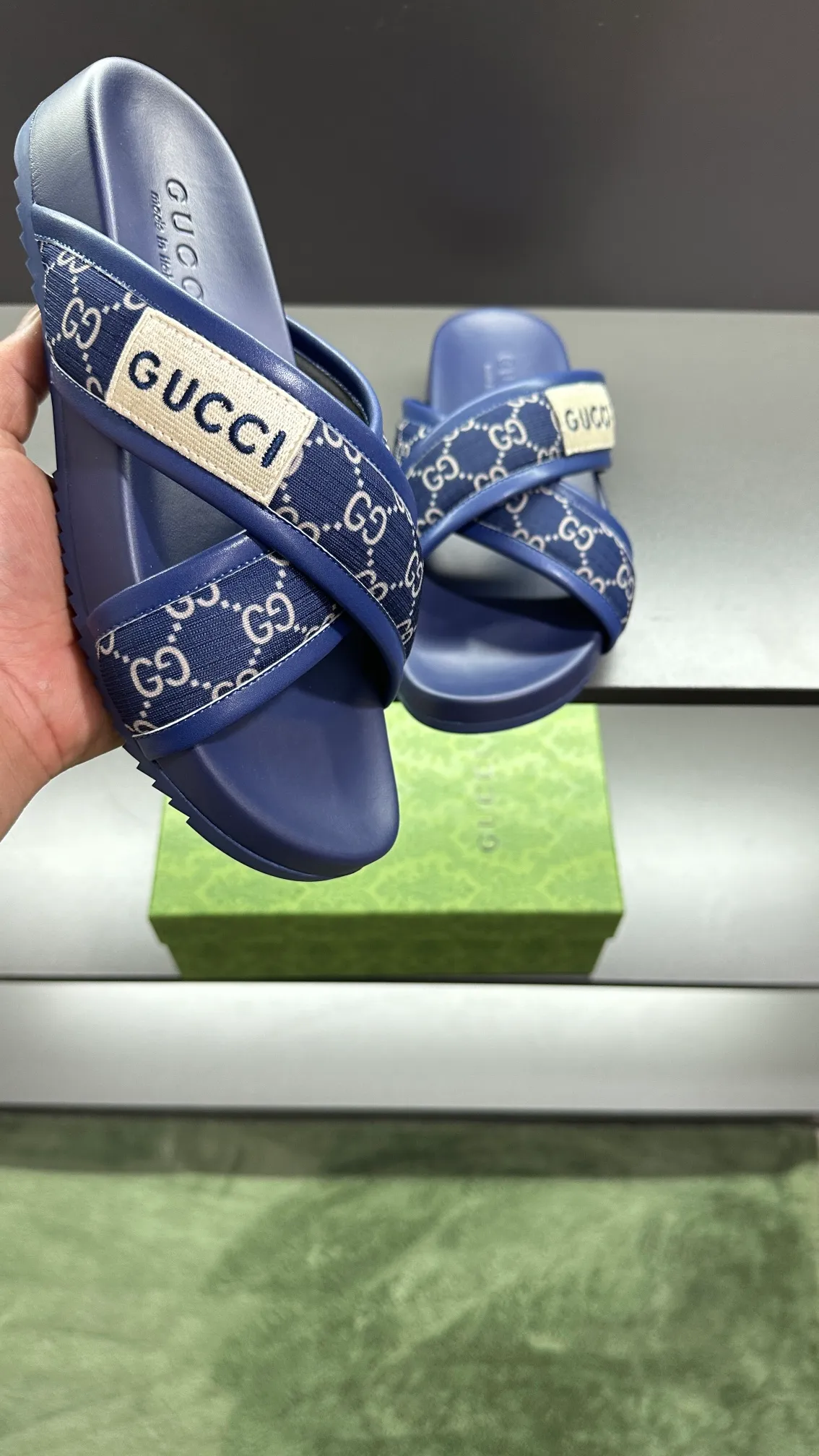 [G Family Couple Style] P: 300💰Female size 36~40 Men's size 39~45, (46. Custom-made Unisex GG slippers This slipper is made of GG polyester fiber and is decorated with a Gucci label on the front, adding a striking logo feel to the style. Beige GG recycled polyester fiber Unisex leather trim "Gucci Made in Italy" embroidered label Rubber sole Flat Made in Italy